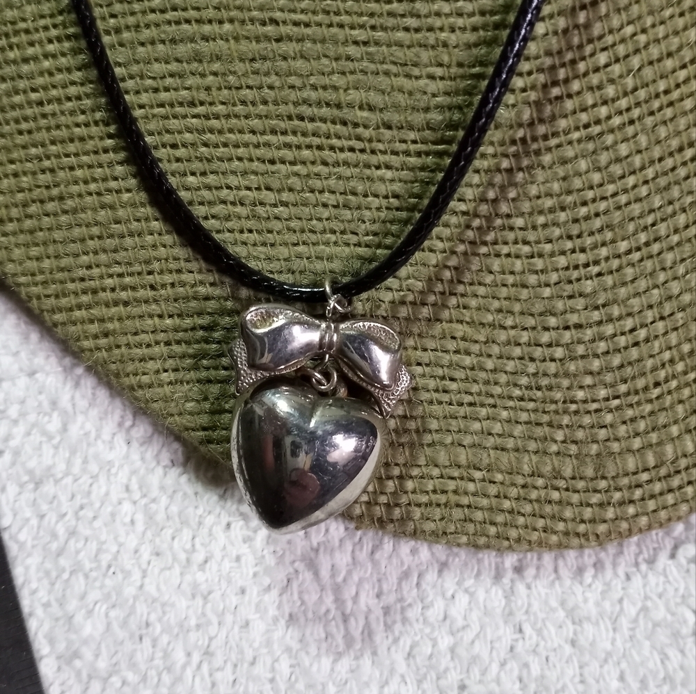 Silvertone heart bow pendant on black cord necklace - Picture 4 of 5